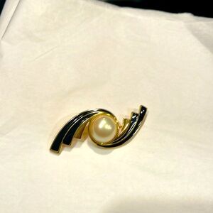 Vintage Trifari Gold Plated Faux Pearl Brooch/Pin Black Gold & White